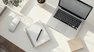 Espace de travail organisé et lumineux illustrant la clarté, la méthode et la rigueur d’Optim Office.