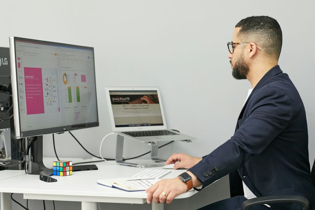 Homme travaillant sur un tableur affichant des graphiques et données, illustrant le nettoyage et la fiabilisation d’un fichier prospects