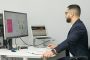 Homme travaillant sur un tableur affichant des graphiques et données, illustrant le nettoyage et la fiabilisation d’un fichier prospects