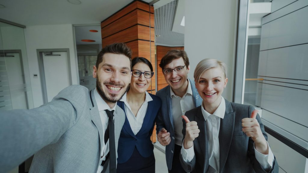 Groupe de professionnels souriants en rendez-vous d’affaires, symbole de prospection BtoB réussie et de clients qualifiés.