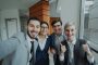 Groupe de professionnels souriants en rendez-vous d’affaires, symbole de prospection BtoB réussie et de clients qualifiés.