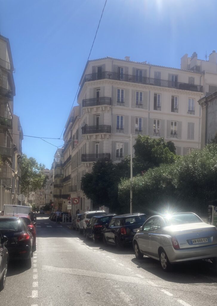 photo de la rue d'Antrechaus prise au niveau du temple protestant